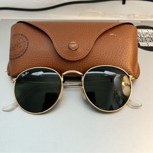 Ray-ban Round with gold metal frames and Rsy-Bans signature g-15 lenses